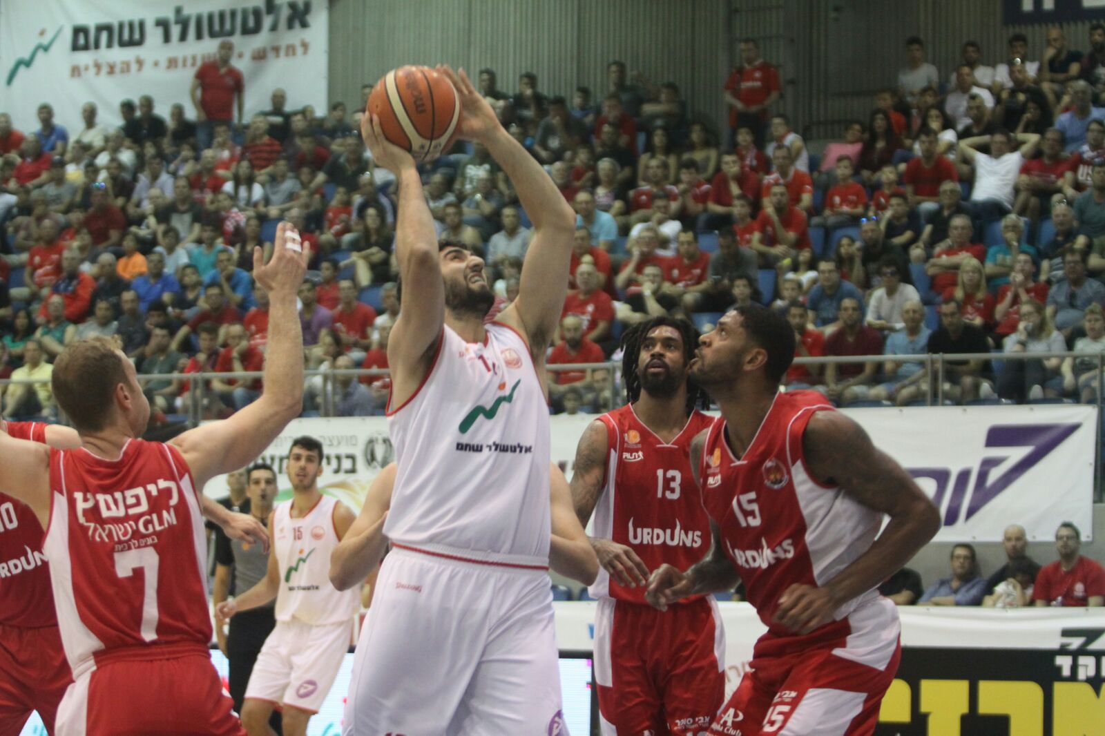 דור גולדנברג עושה נקודות מול רמת גן. בורגר שלף שפן (צילום: באדיבות שי מוגילבסקי)